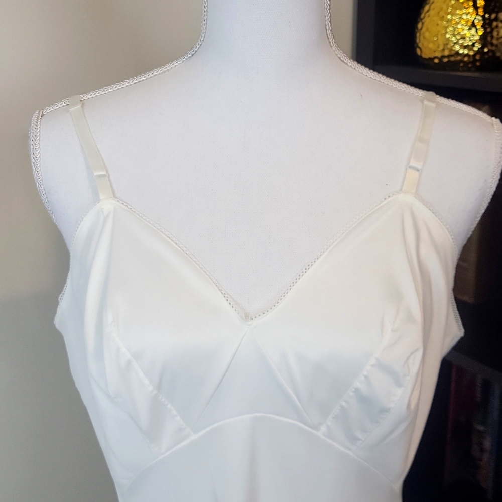 Vintage VAN ROALTE Ivory Nylon Minimalist Adjustable Strap Slip -36